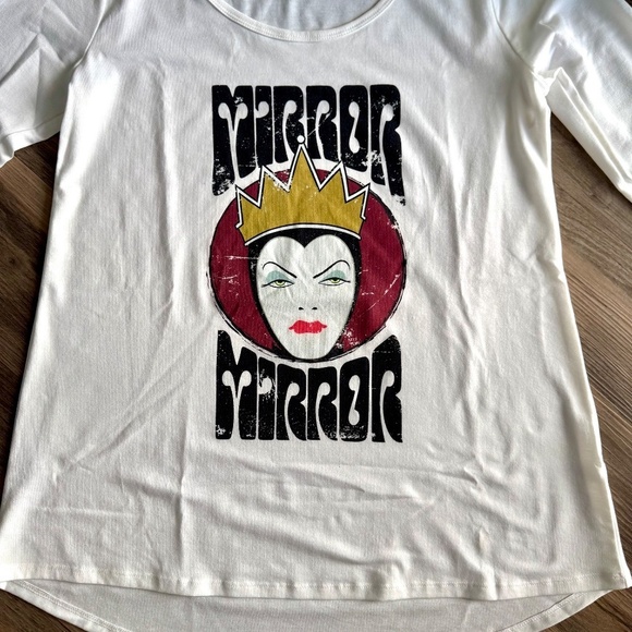 LuLaRoe Disney Snow white Evil Queen "Mirror Mirror" Long Sleeve Tee Size S - Picture 2 of 9
